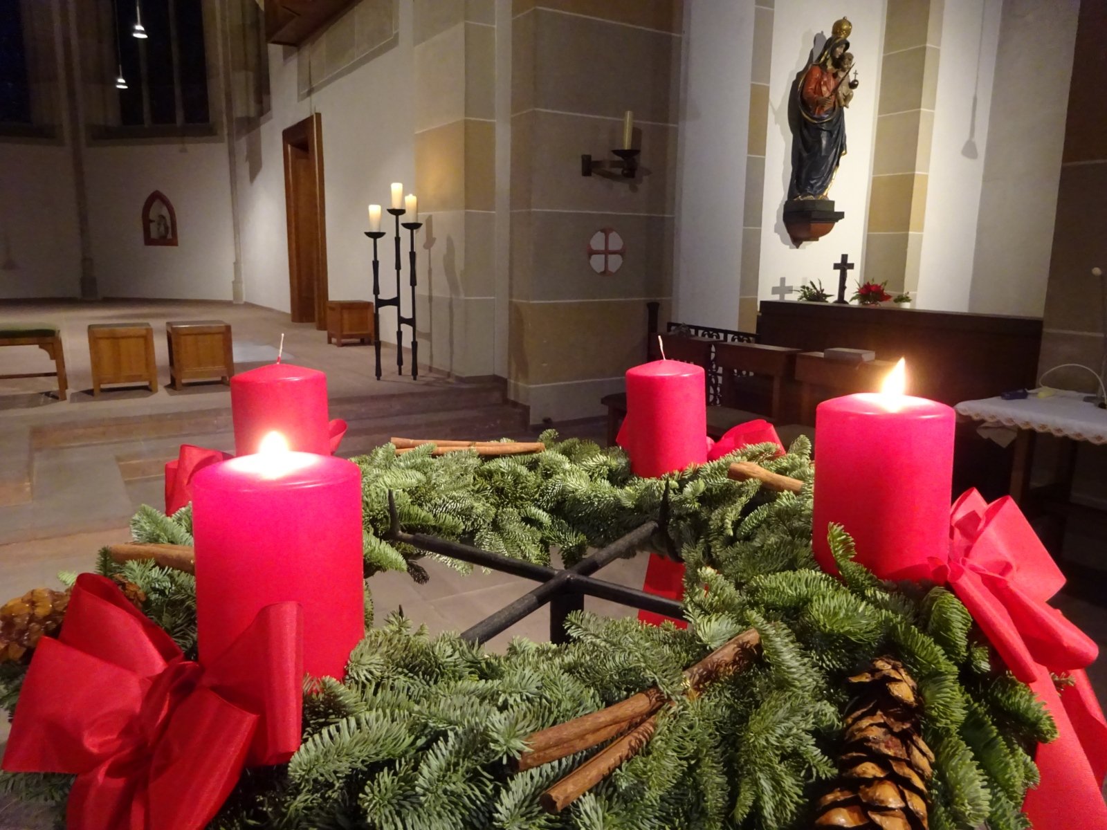 Adventskranz in der Oberkirche der Abtei (c) Andrea Korte-Böger