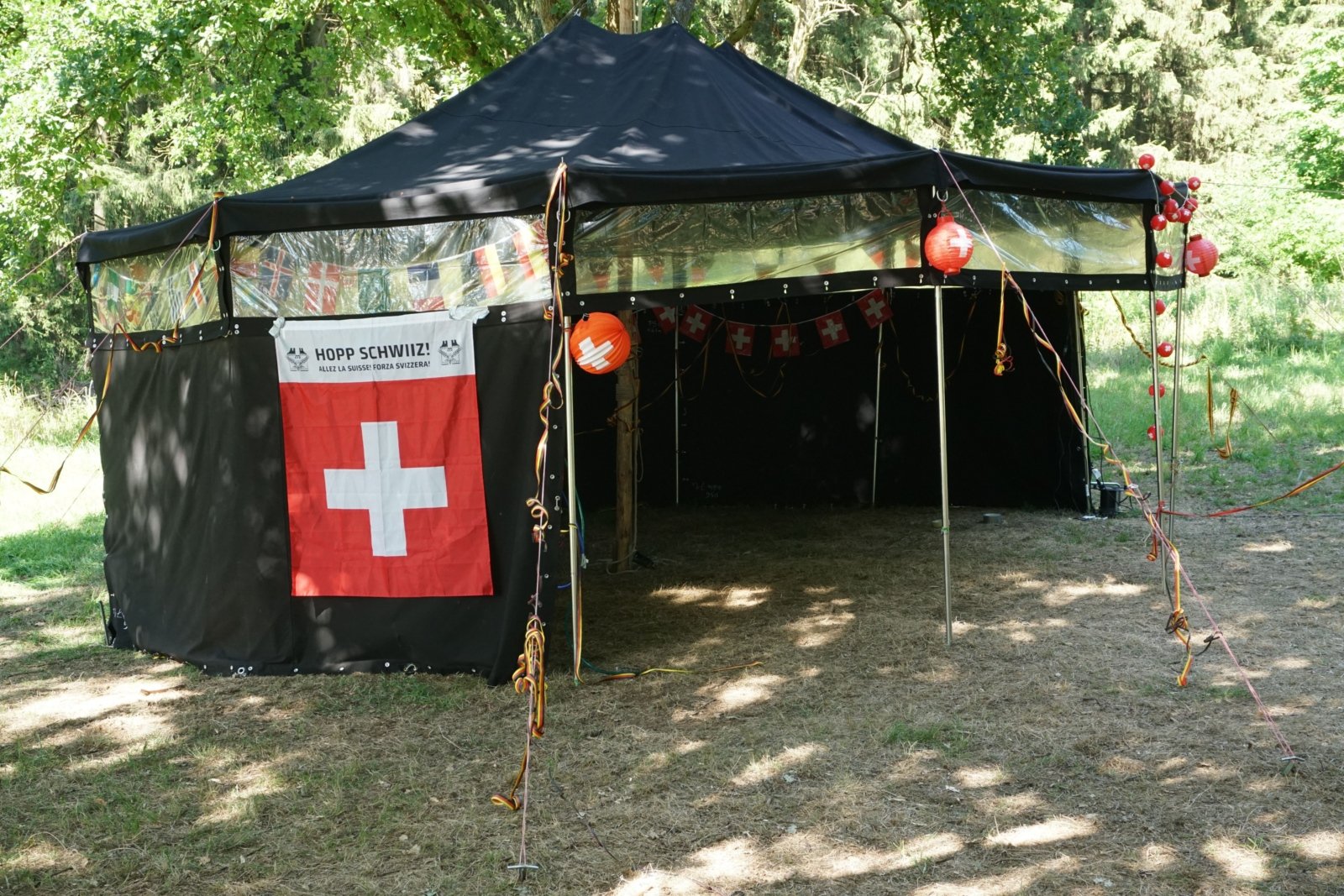 Das Zelt ist für das Fest der Nationen feierlich geschmückt