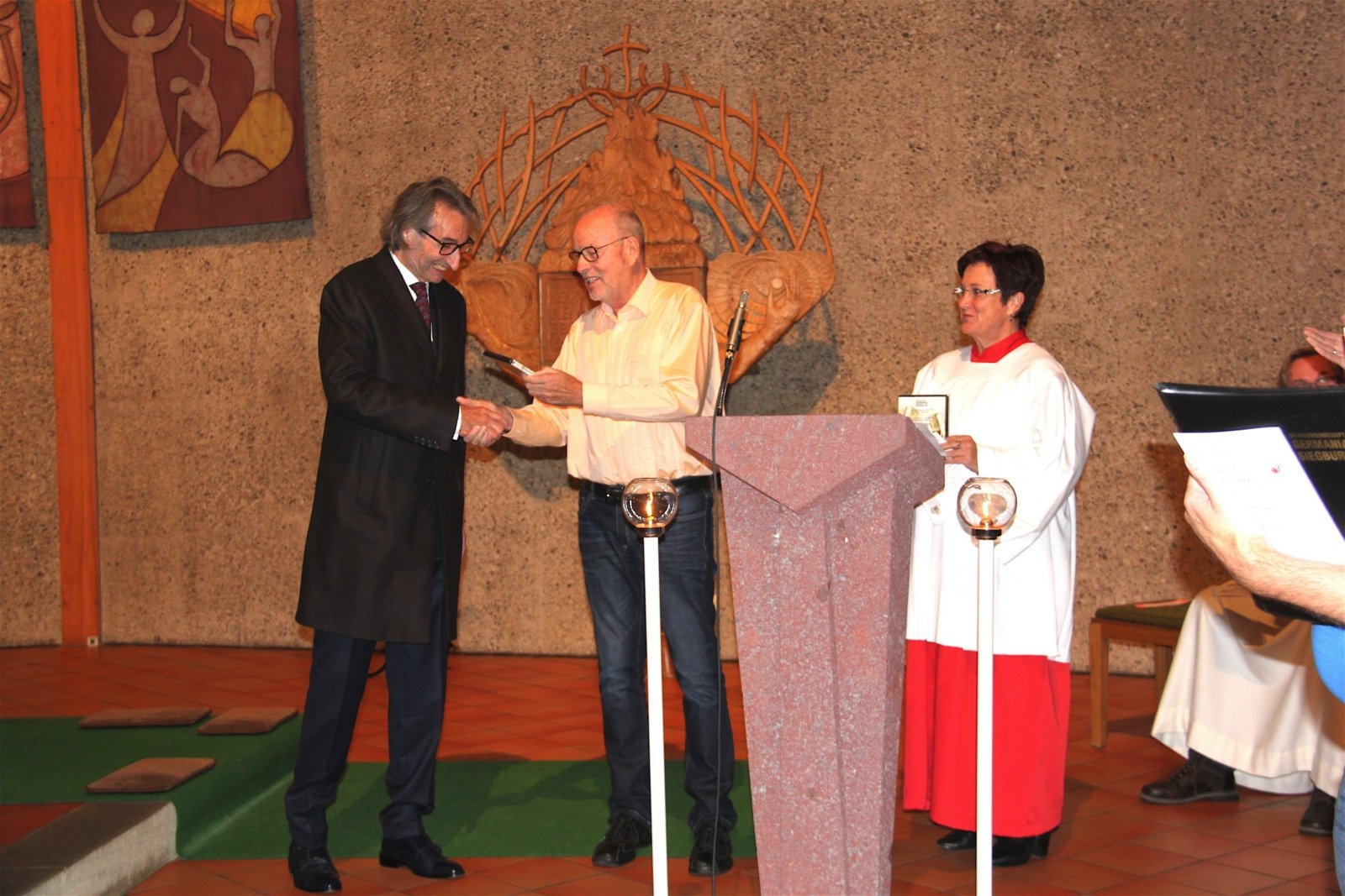 CD-Geschenk-Uebergabe an Chorleiter (c) Heinz Roeger