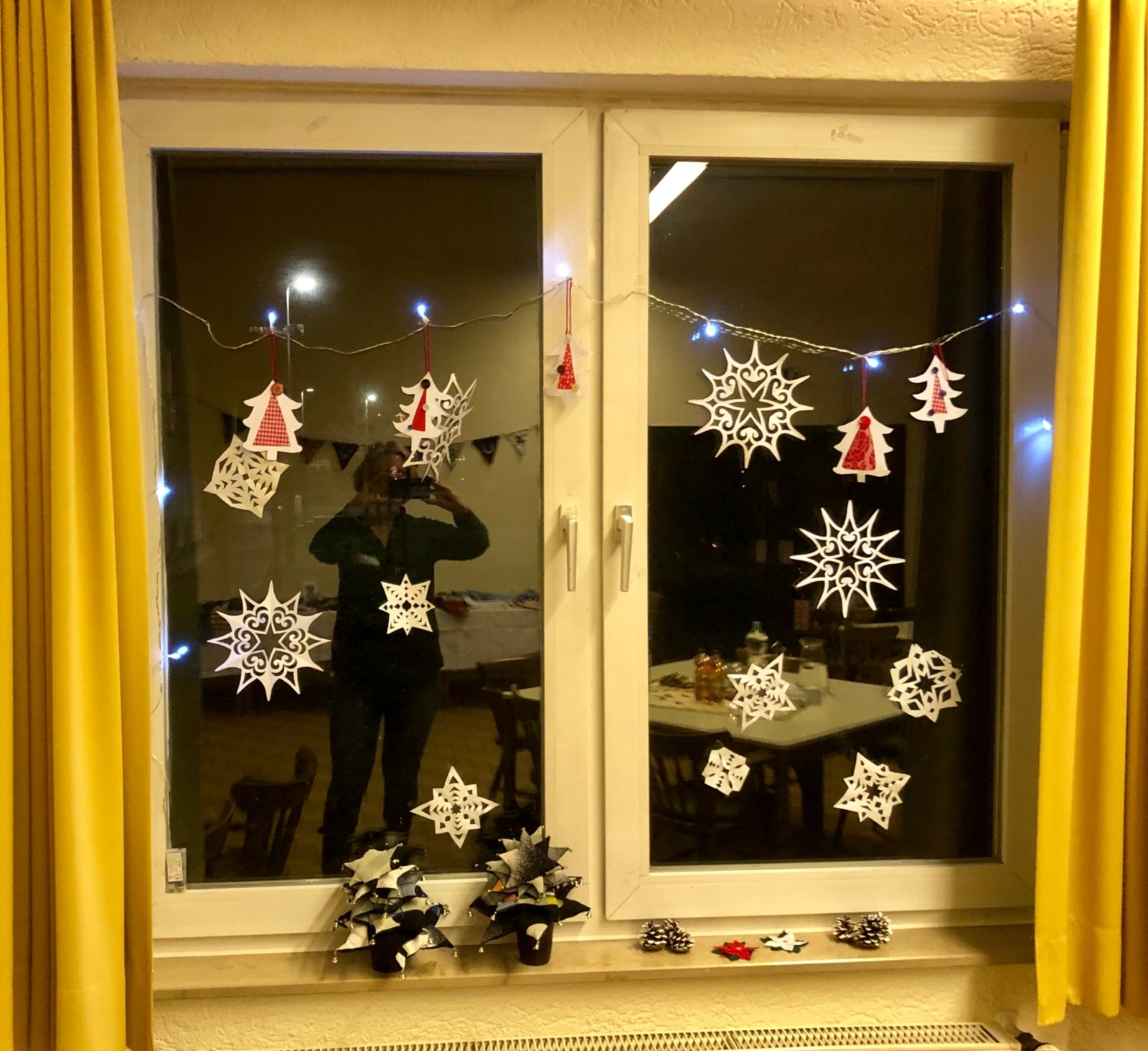 Fensterschmuck im Marienheim (c) Gabi Pöge