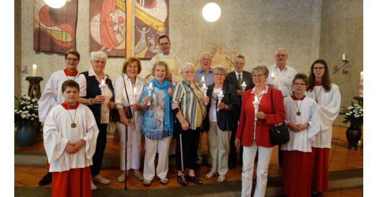 Jubelkommunion:alle-mit-pfarrer (c) Uta Köpp
