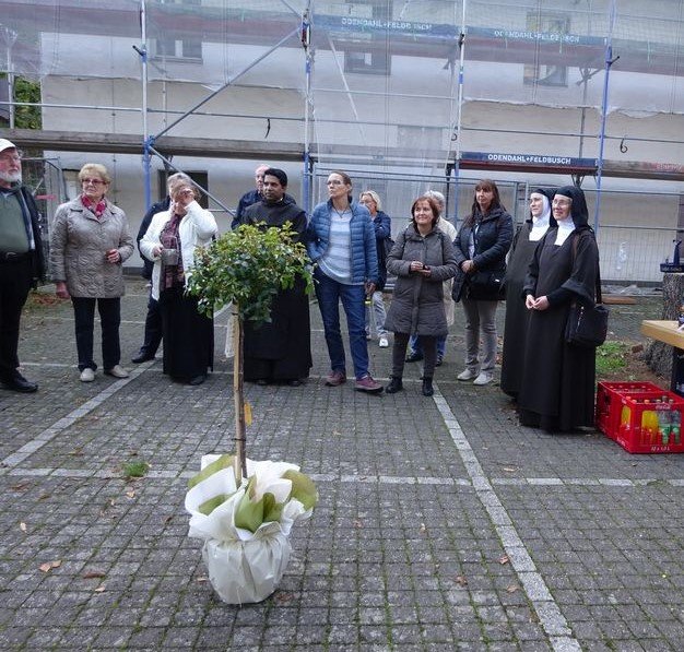 Richtfest mit den Schwestern (c) Dr. Andrea Korte-Böger