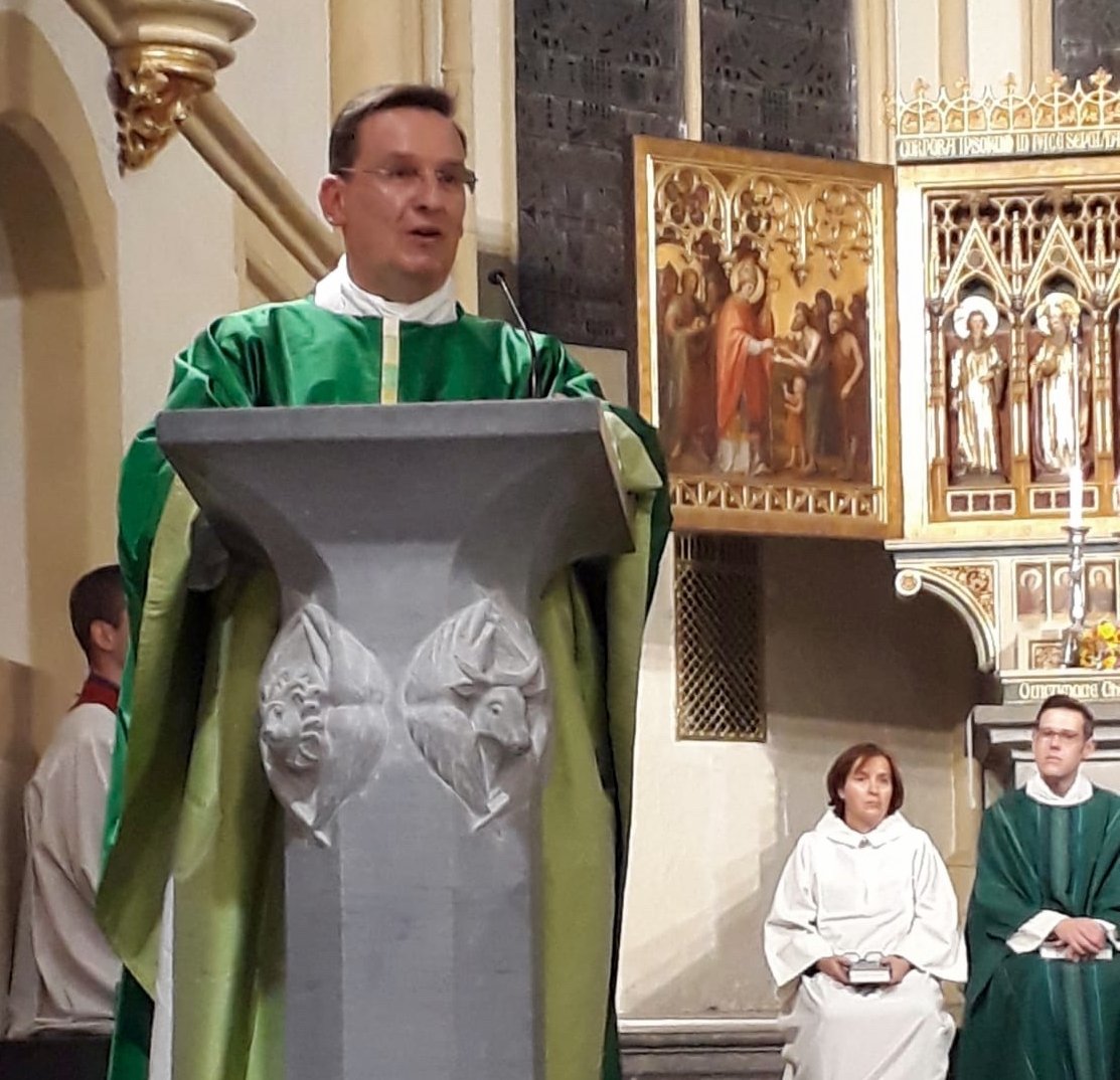 Pastor Jablonka am Ambo (c) Dr. Andrea Korte-Böger