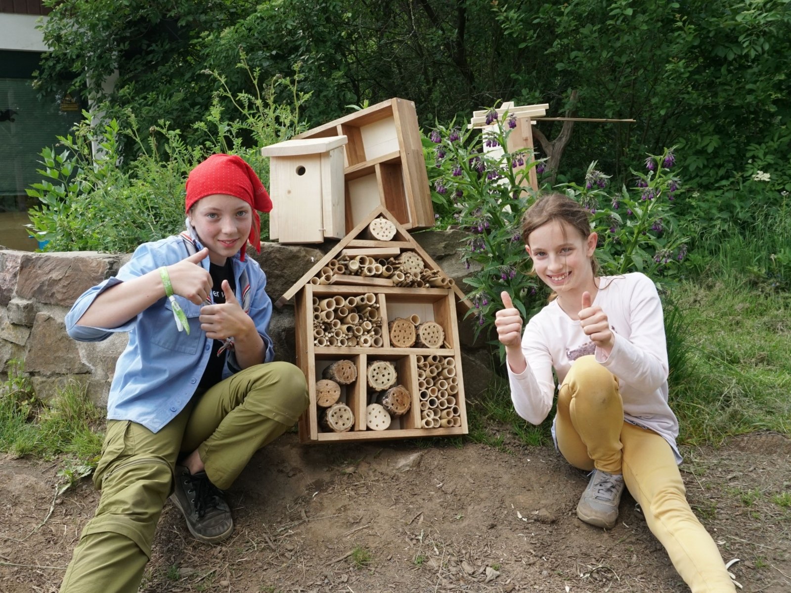 Judith und Lara präsentieren die fertigen Werke (c) Sandra Dybowski