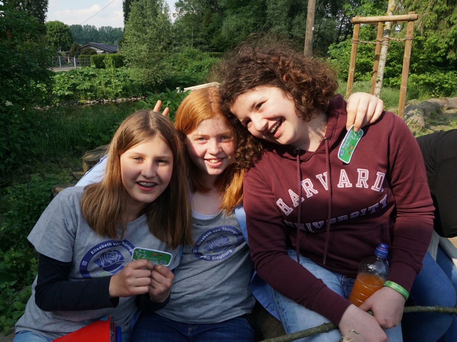 Emma, Flora und Lena freuen sich über die getane Arbeit (c) Sandra Dybowski