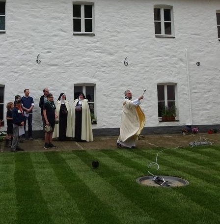 72 Stunden-Aktion Segnung Brunnen (c) Martina Sedlaczek