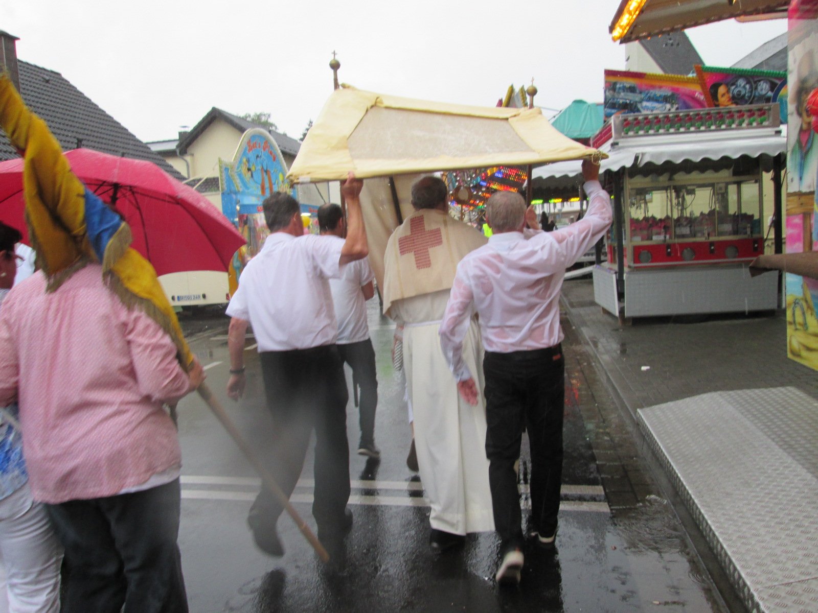 Der ramponierte Baldachin (c) Ulrich Tondar