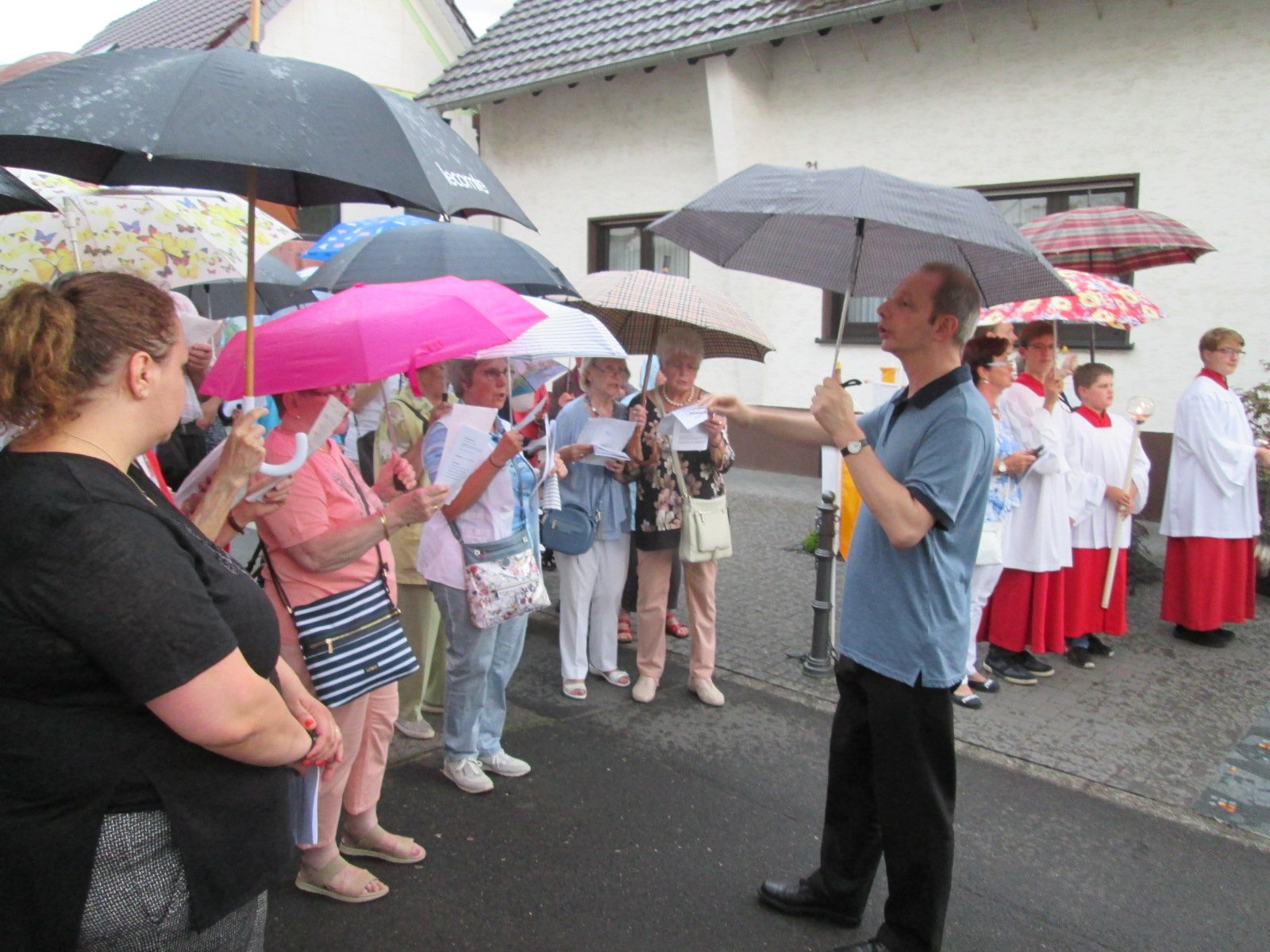 Dietmar Högen dirigiert den Kirchenchor_UT (c) Ulrich Tondar