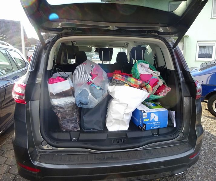 Ein Kofferraum voll Kleidung (c) Dr. Andrea Korte-Böger