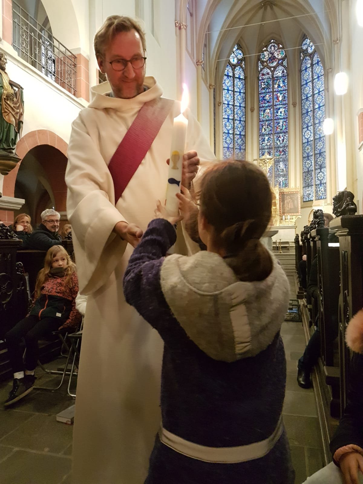 Einkehrtag Kirche Servatius Kerzenübergabe (c) Heike Esser