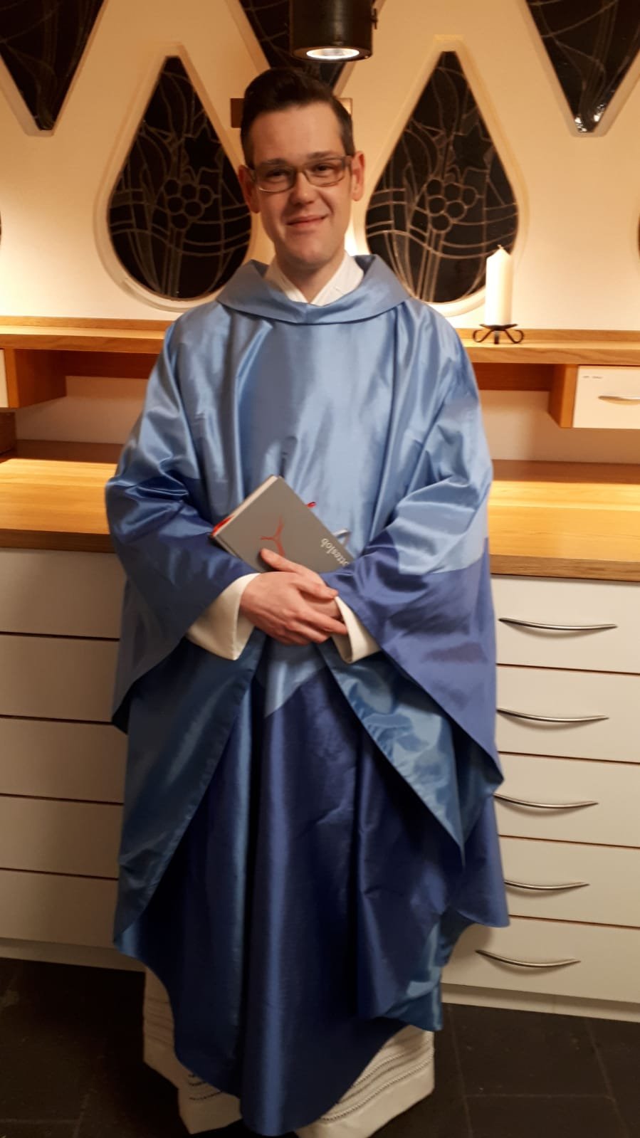 Kaplan Kluck in marianisch blau (c) Mario Weber