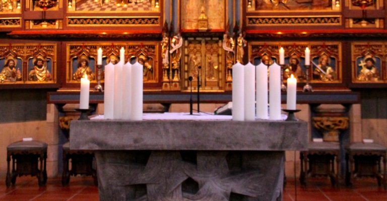 Noch weiße KoKi-Gruppenkerzen auf dem Altar (c) Susanne Coenen