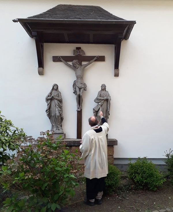 Segnung der Kreuzigungsgruppe durch Pfarrer Wahlen (c) Andrea Korte-Böger