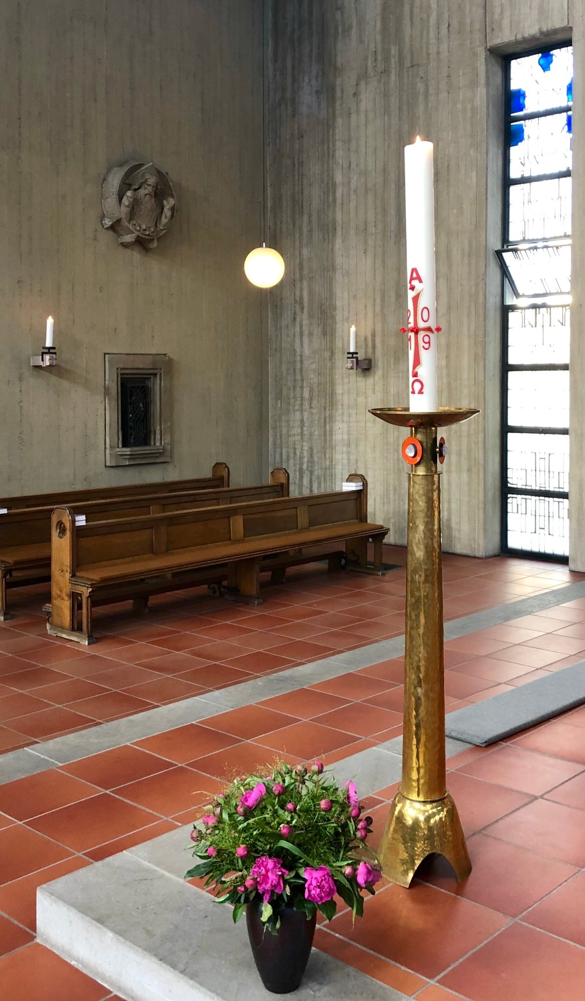 Osterkerze an Pfingstsonntag noch im Altarraum (c) Gabi Pöge
