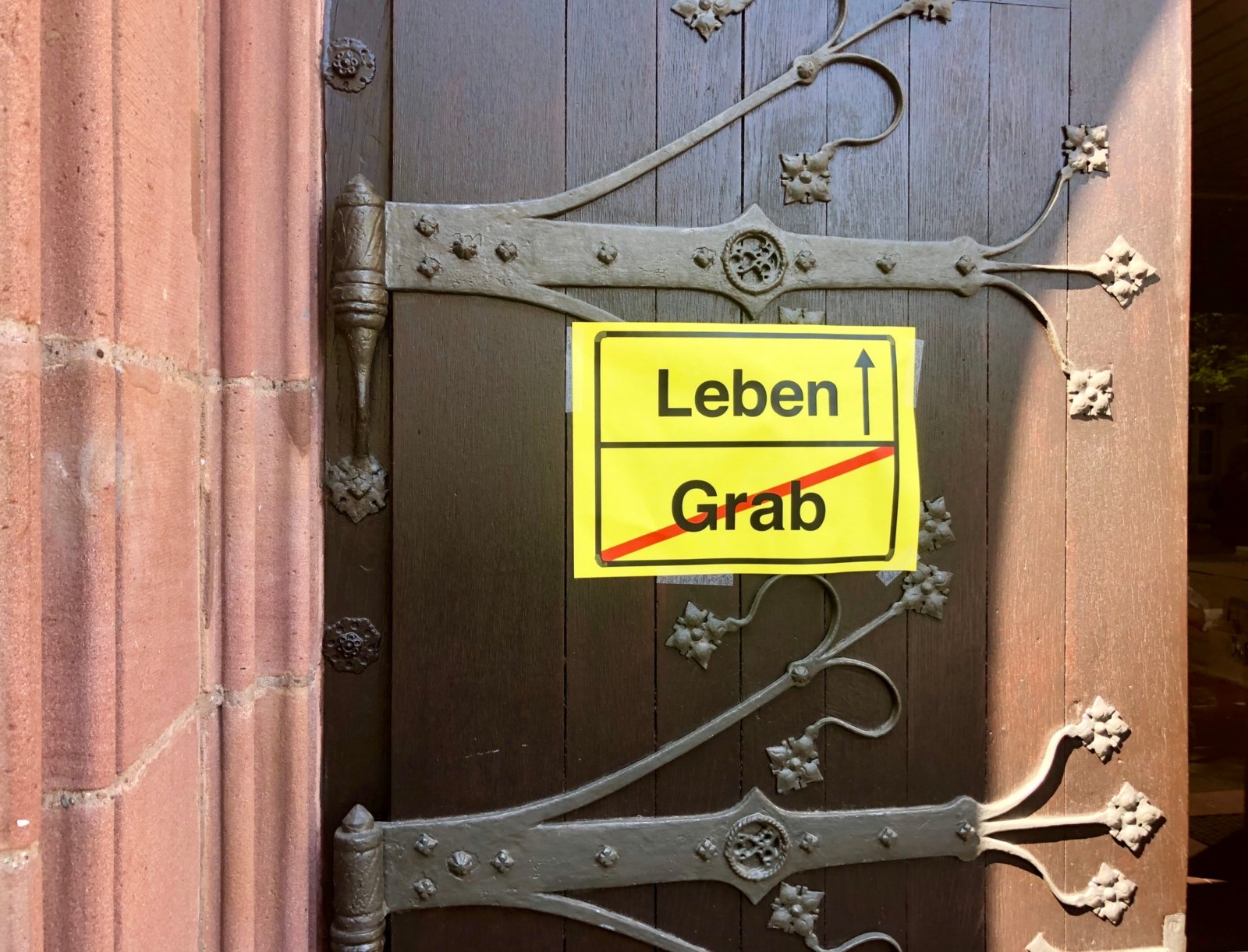 Osternacht-Schild an der Tür der Annokirche (c) Gabi Pöge