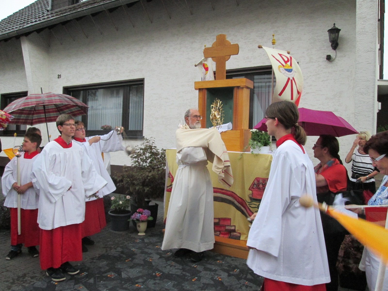 Pater Uli Kollwitz segnet die Prozessionsteilnehmer (c) Ulrich Tondar