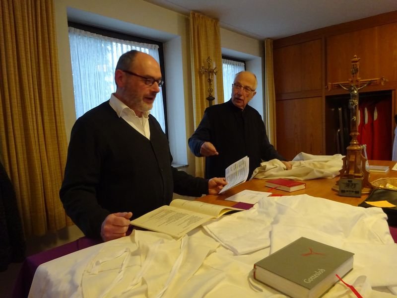 Pfarrer Wahlen in der Sakristei von St. Mariä Namen (c) Andrea Korte-Böger Pfarrer Wahlen in der Sakristei von St. Mariä Namen (c) Andrea Korte-Böger