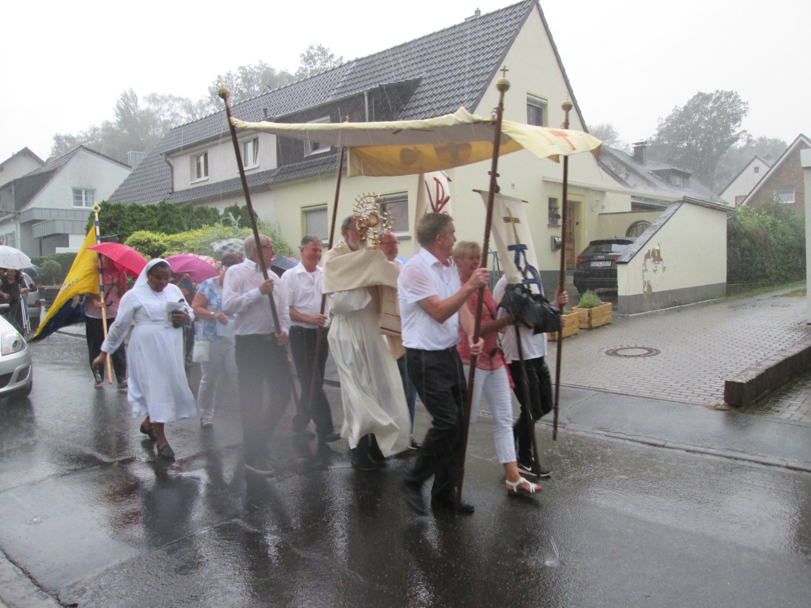 Prozession im einsetzenden Regen (c) Ulrich Tondar
