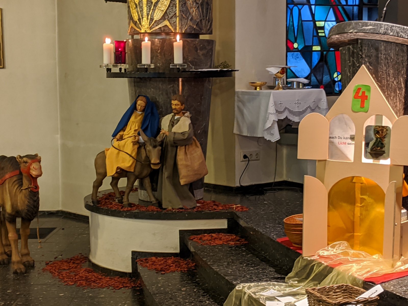 Viertes Häuschen erhellt: mit Aufbruch von Maria und Josef (c) Susanne Coenen