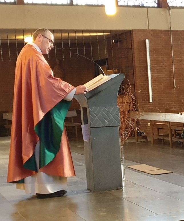 Pfarrer Wahlen in St. Hedwig (c) Inge Moors Pfarrer Wahlen in St. Hedwig (c) Inge Moors