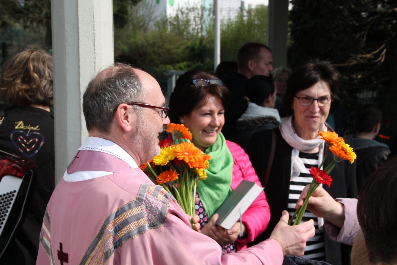 Wahlen in Liebfrauen: Blumen werden überreicht (c) Susanne Coenen