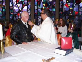 Monsignore Werner heftet am 9.1.2014 das Ehrenkreuz an die Jacke von Herrn Steiner (c) Ulrich Tondar