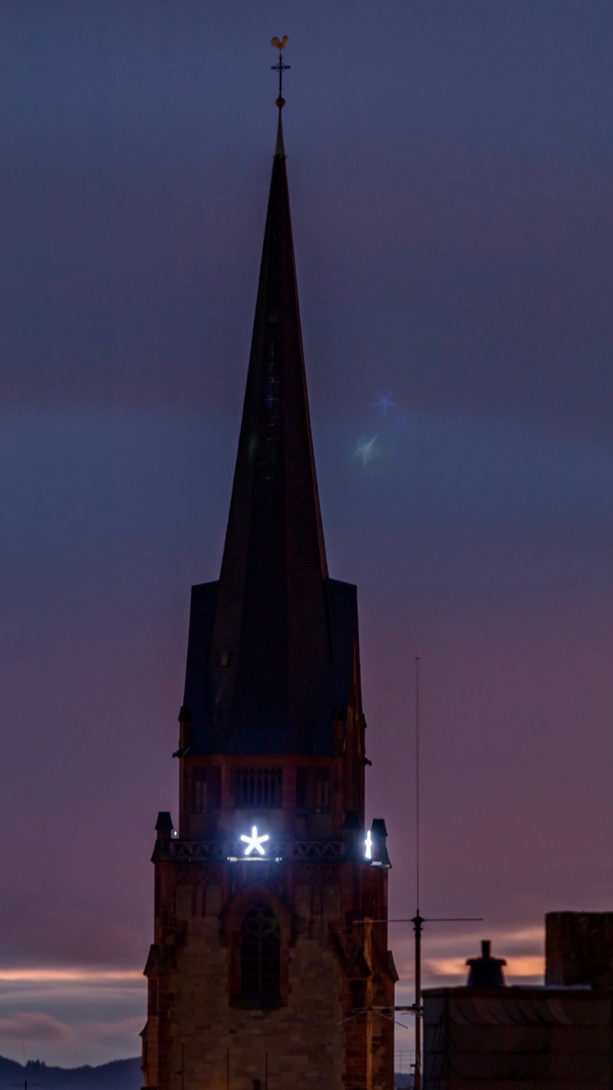 Stern am Annokirchturm leuchten wieder (c) Uwe Pöge