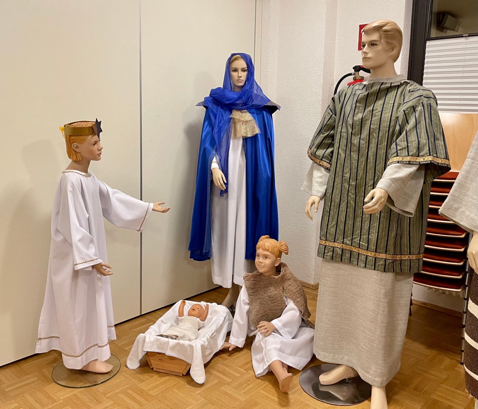 Puppen sind im Pfarrheim eingekleidet werden (c) Gabi Pöge
