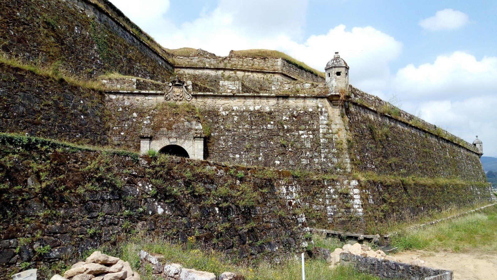 Tag 6 - historische Festungsmauer Valenca (c) Die Jakobspilgerin