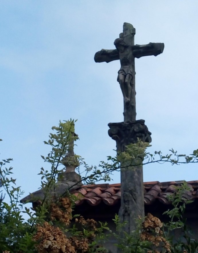 Tag 8 - Kreuz im Vorgarten (c) Die Jakobspilgerin