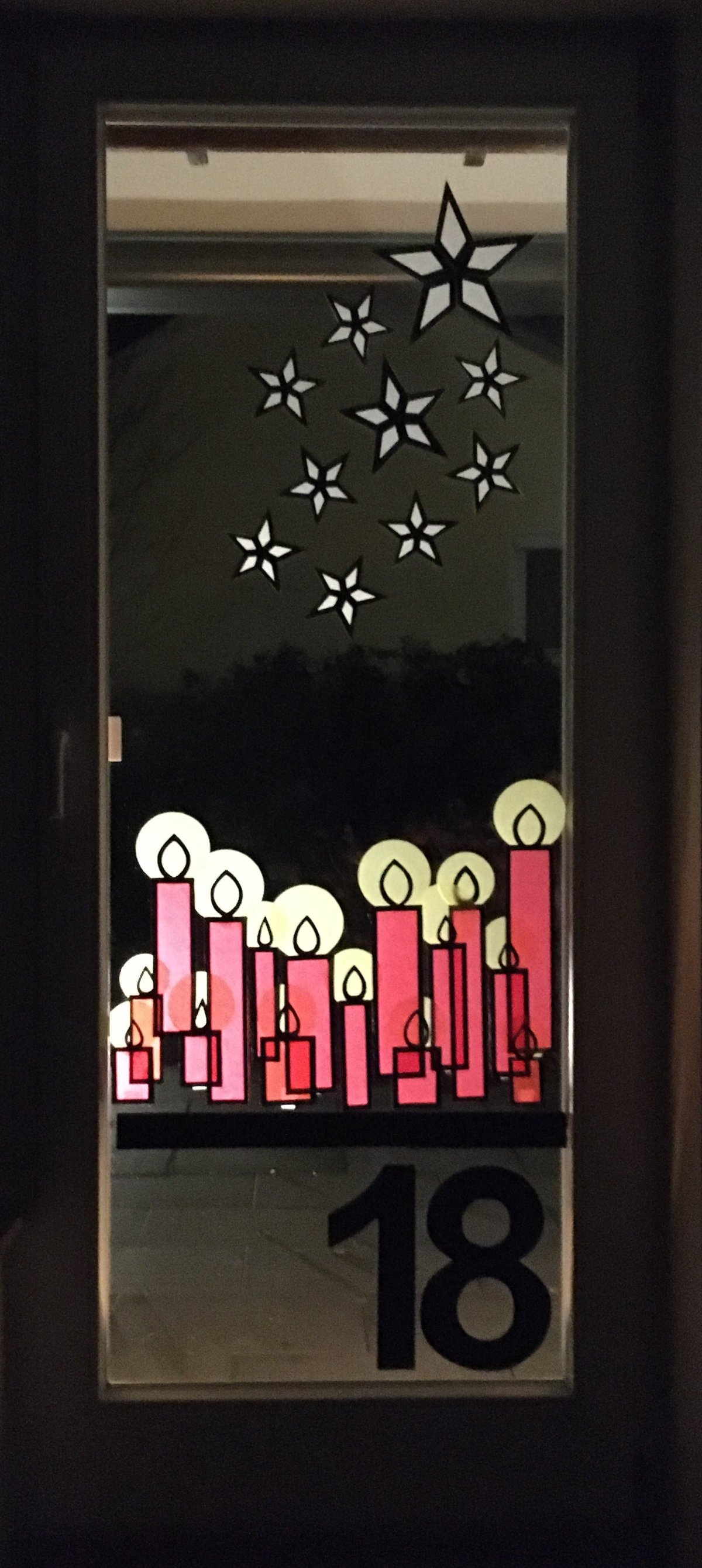 Adventsfenster Nr. 18: Das Licht einer Kerze (c) Elke Salgert