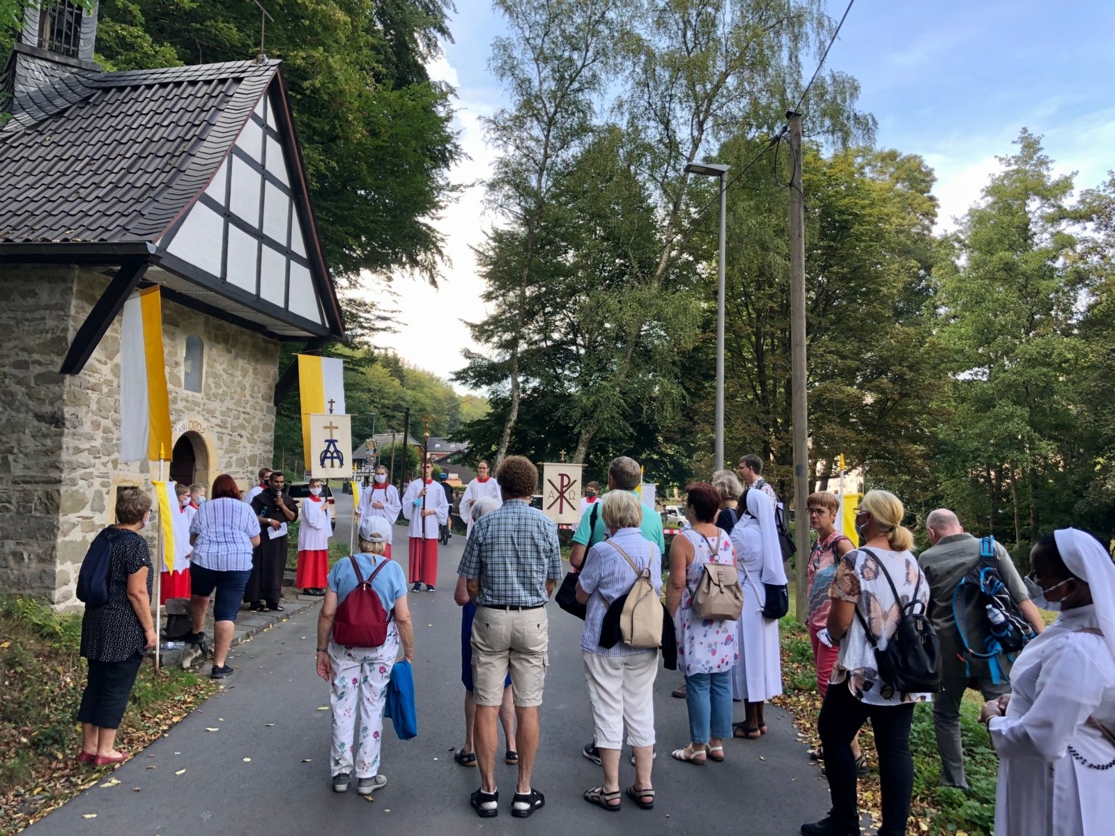 Pilgergruppe Kaldauen_Ankunft an der Rochuskapelle (c) Gabi Pöge