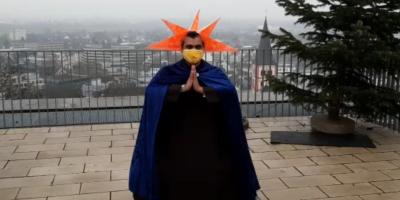 Pater Shaji tanzt Jerusalema