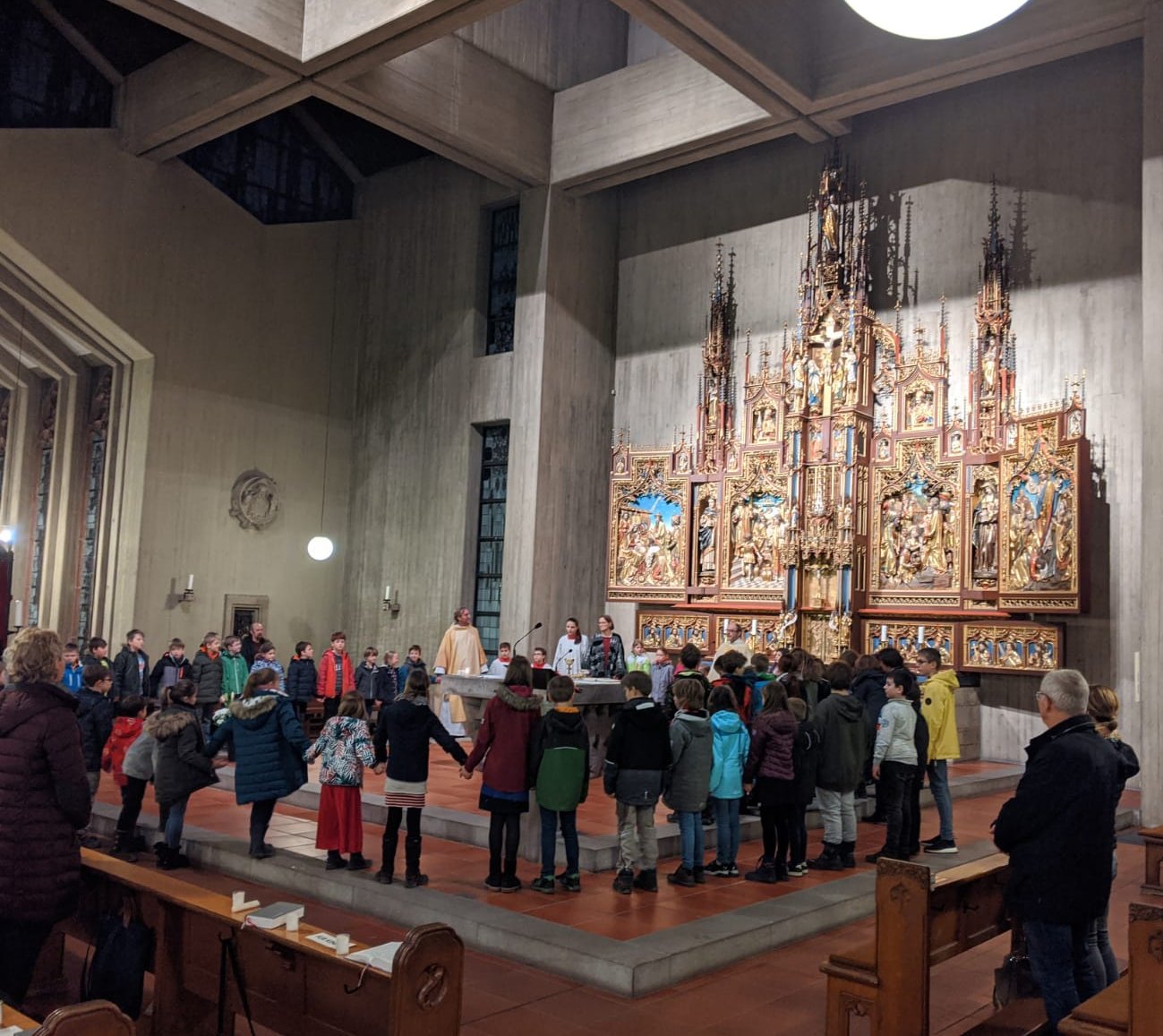 Zum Vater Unser um den Altar versammelt (c) Susanne Coenen