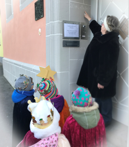 Frau Bäuerle beim Sternsingen (c) KiTa Servatius - Carmen Kremser