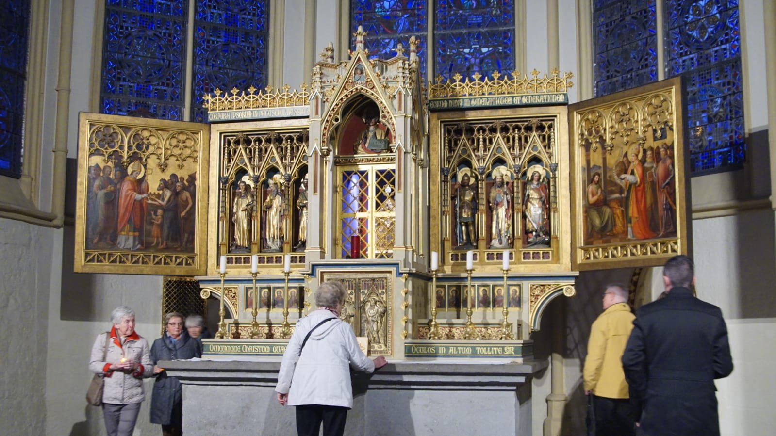 Mystagogische Kirchenführung_unter dem Apollinarisschrein (c) Dr. Andrea Korte-Böger