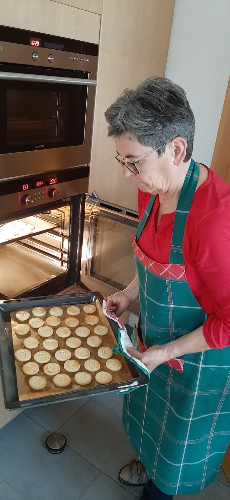 Backen für die Weihnachtstüten (c) Hans-Peter Hausmann