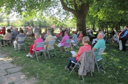 Pfingstgottesdienst Besucher (c) Ulrich Tondar