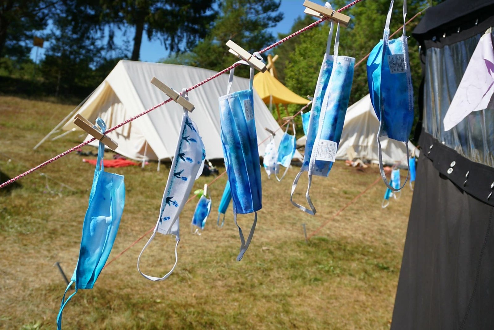 Selbst gestaltete Masken hängen zum Trocknen (c) Sandra Dybowsk