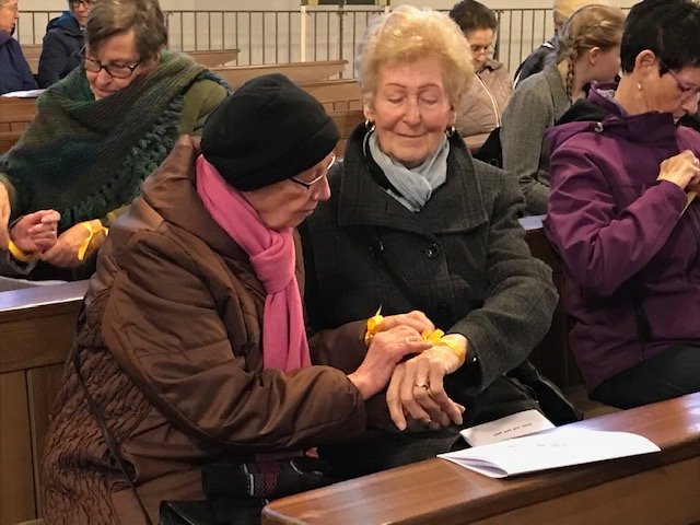 Weltgebetstag in Liebfrauen: Austausch von Solidaritätsbändern (c) Bettina Heinrichs-Müller