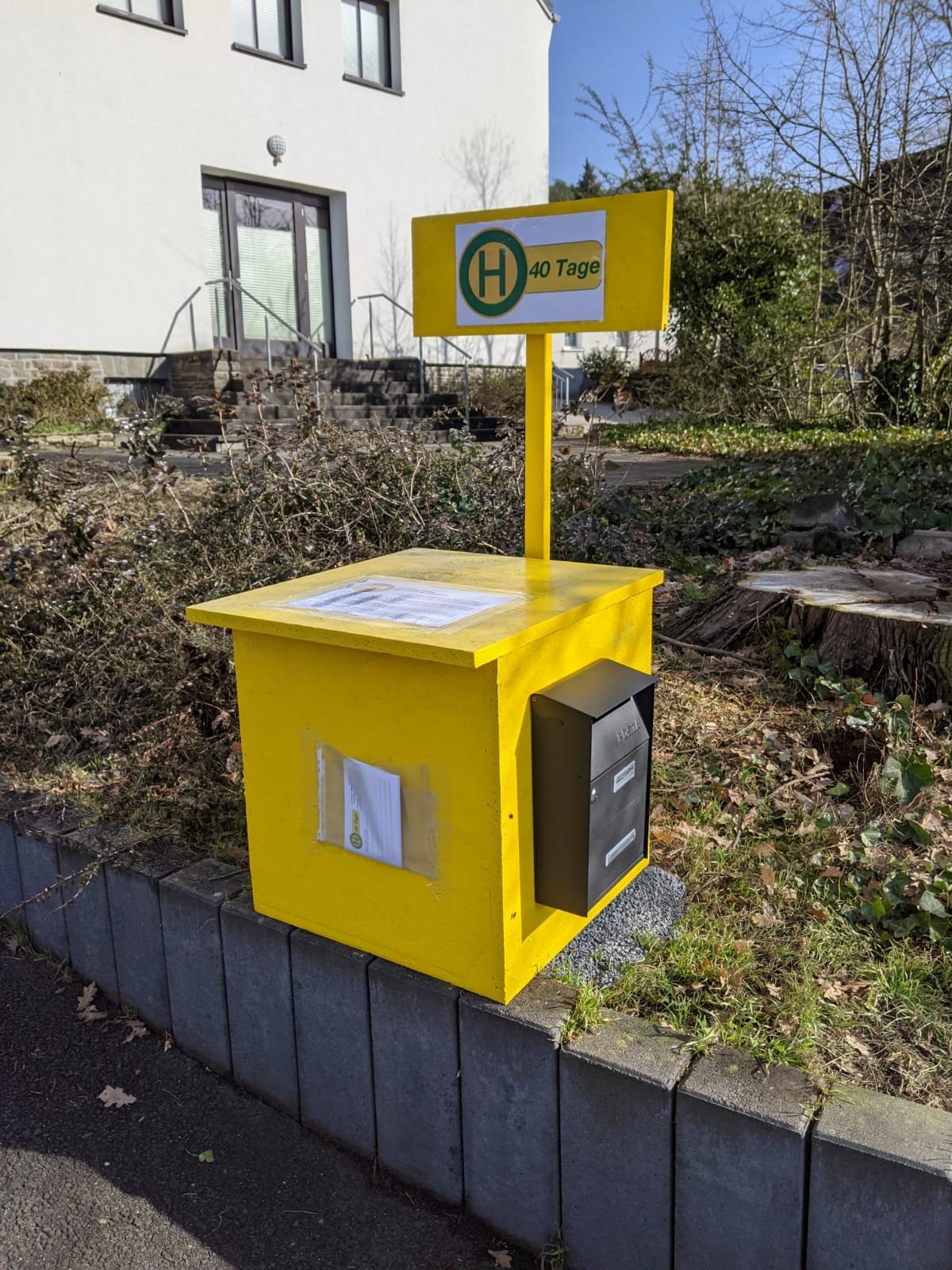 Haltestelle in Kaldauen an der Liebfrauenkirche (c) Susanne Coenen