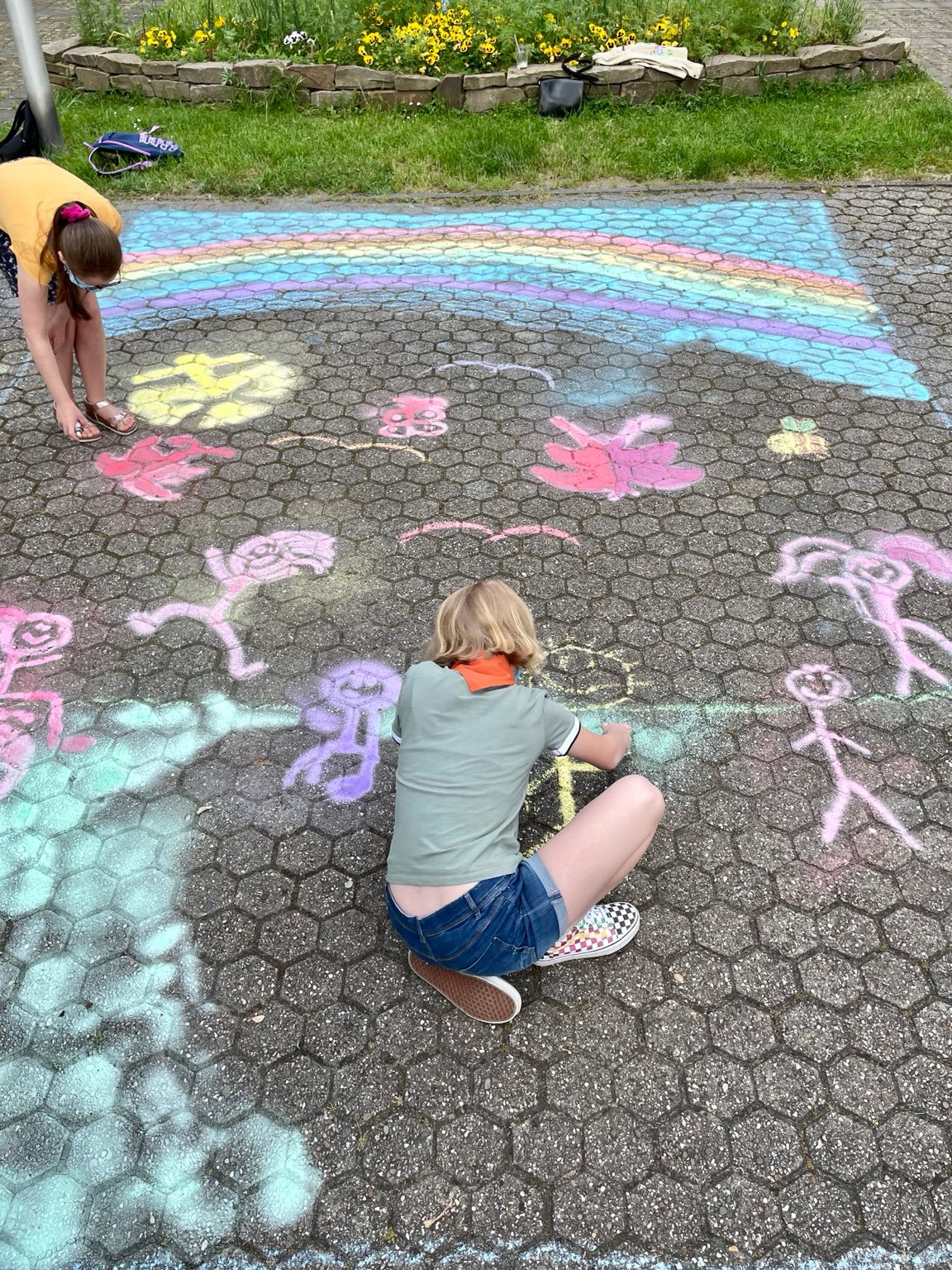 Pfadfinder St. Anno: Kreidebild vor der Annokirche (c) Gabi Pöge