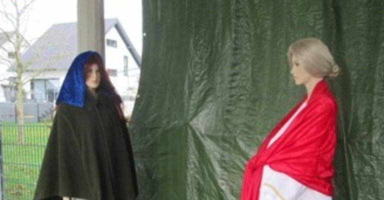 Außenkrippe: Maria und Elisabeth (c) Ulrich Tondar