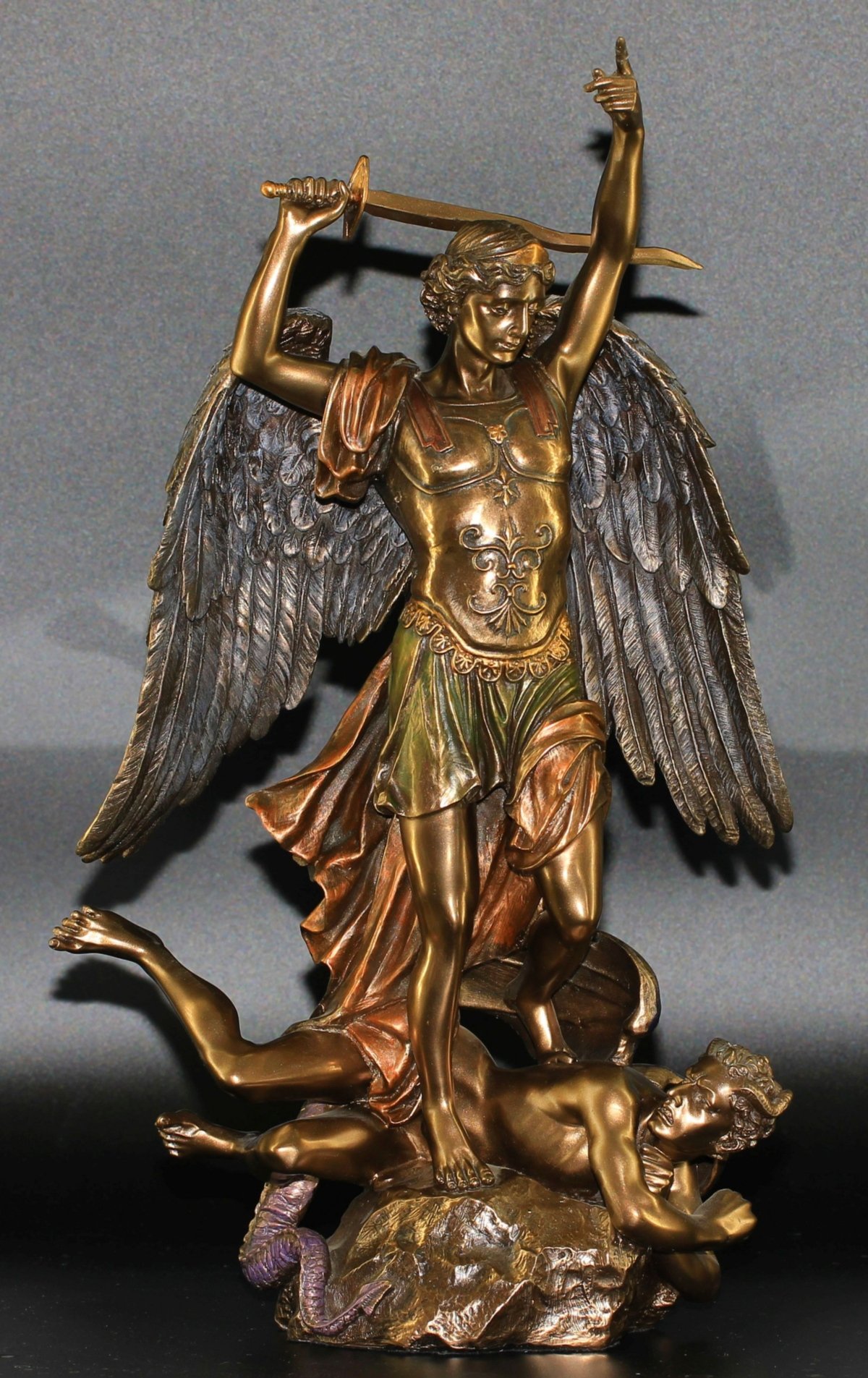 Erzengel Michael wirft den Satan auf die Erde hinab (c) Doris Schug In: Pfarrbriefservice.de