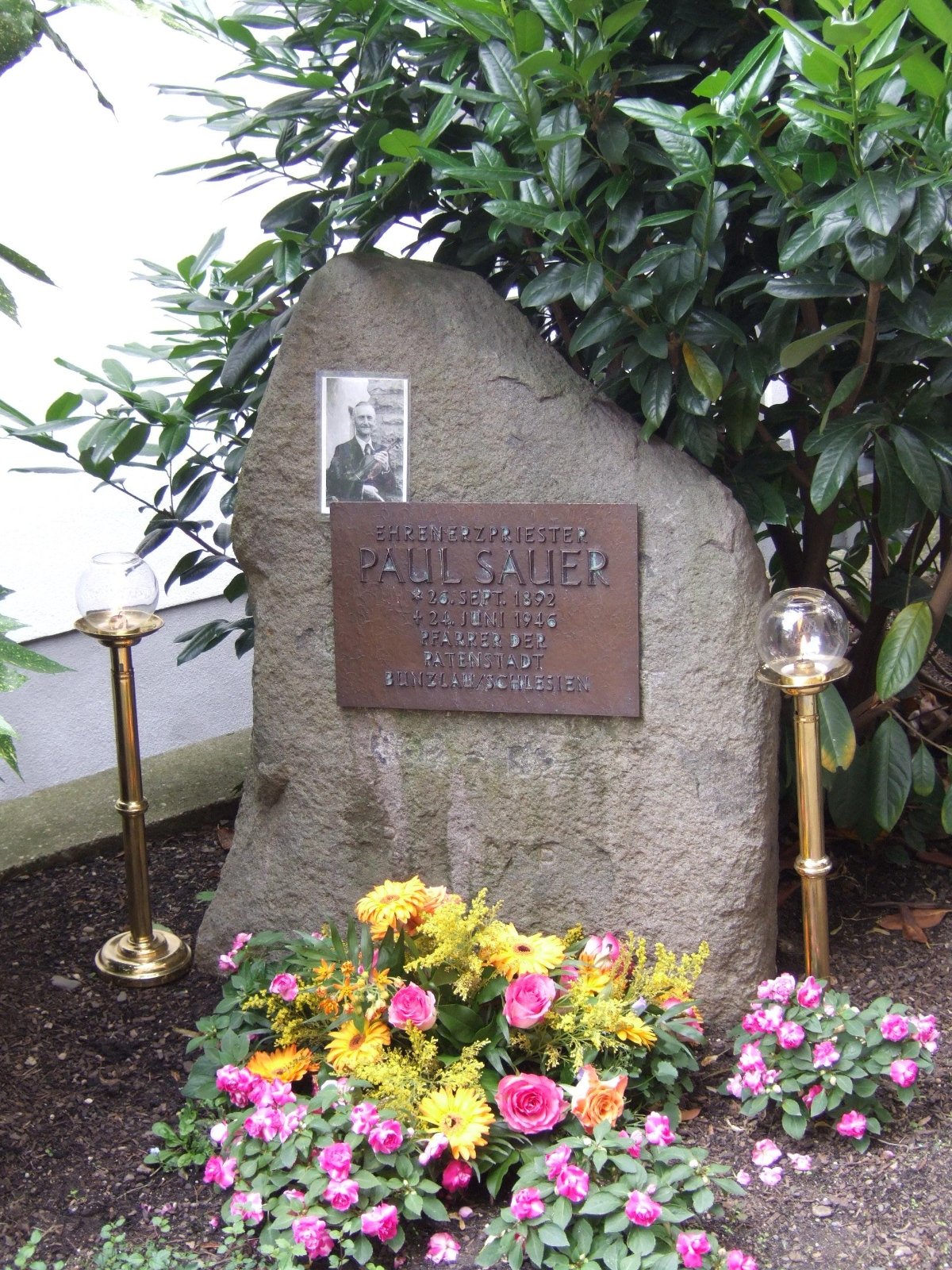 Gedenkstein für Pfarrer Sauer an der Servatiuskirche (c) Peter Börner