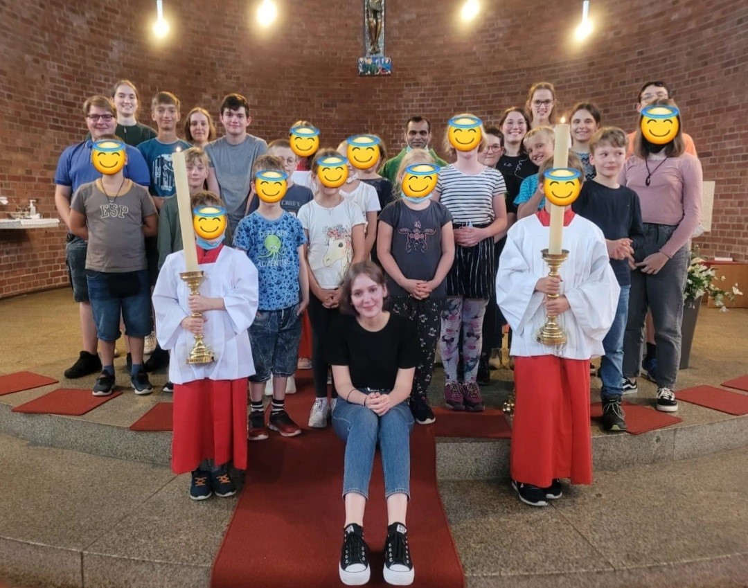 Gruppenbild Kirche (c) die Messdiener-Leiterrunde