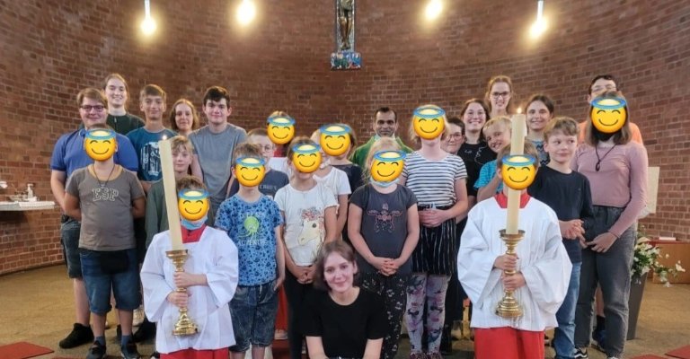 Gruppenbild Kirche (c) die Messdiener-Leiterrunde