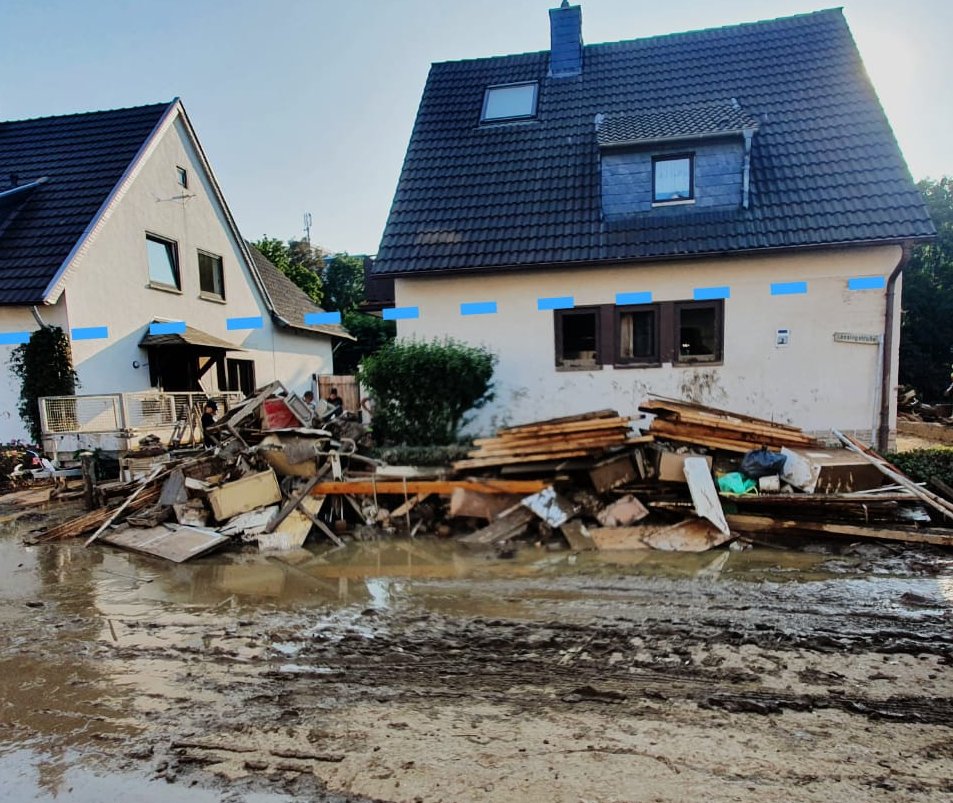 Häuser mit Hochwasserlinie in Bad Neuenahr (c) Sergej Fuchs