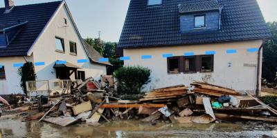 Häuser mit Hochwasserlinie in Bad Neuenahr
