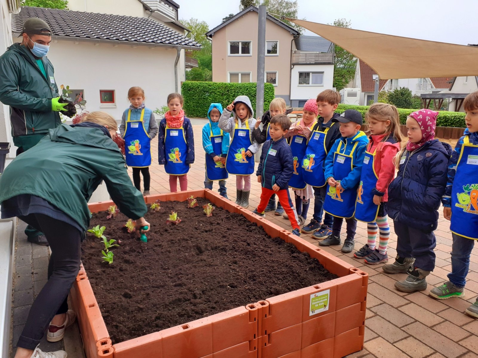 Nachhaltige KiTa: Kinder bepflanzen Beet (c) L. Kannengießer